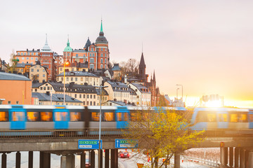 Stockholm, vue des bâtiments et train au crépuscule