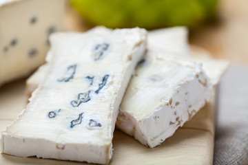 Blauschimmelkäse und helle Weintrauben 