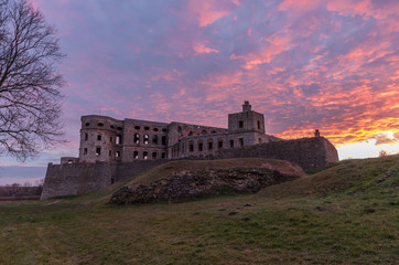 Obraz premium Ruins of baroque castle Krzyztopor in Ujazd, Poland during colorful sunrise