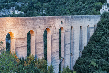 Spoleto, il maestoso Ponte delle Torri illuminato
