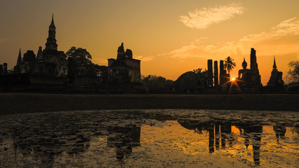 Naklejka premium Silhouette of Sukhothai historical park