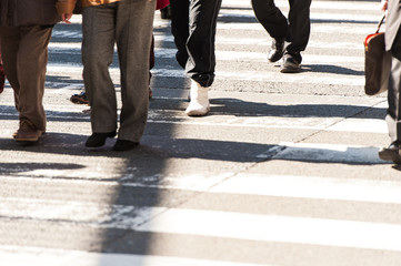 横断歩道を渡る人々