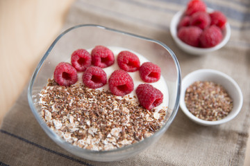 Joghurt mit Müsli und Früchten 