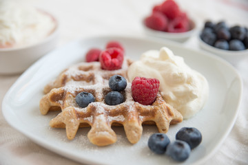 Belgische Waffeln mit frischen Früchten 
