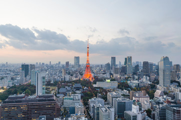Naklejka premium Tokyo Tower rozświetla się i zachodzi niebo w tokio w japonii