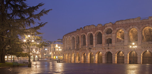 Fototapeta na wymiar Verona - Arena and Piazza Bra in dusk