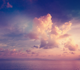 Naklejka premium Sunset sky over the calm surface of the sea.