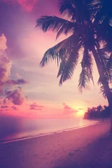Crédence de cuisine en verre imprimé Corail Belle plage tropicale avec des silhouettes de palmiers au soleil