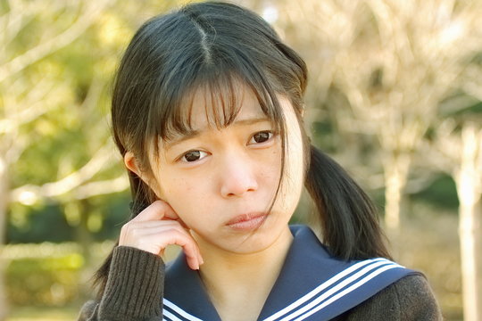 困った顔の中学生