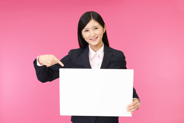 Fototapeta premium ホワイトボードを持つ女性