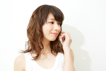 ポートレート　白壁の前立つ女性