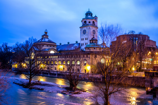 Volksbad an der Isar in München an einem frühen Wintermorgen