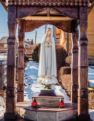 Статуя Девы Марии в небольшой деревне в Карпатских...