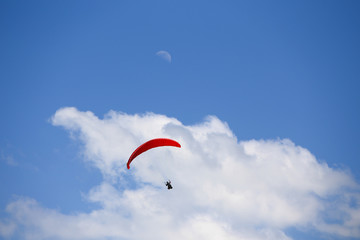 Gleitschirm unter Allgäuer Himmel