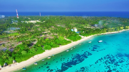 Fototapeta premium Shoreline of a tropical island in the Maldives and view of the I