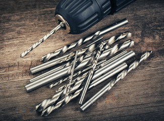 Drill and set of drill bits