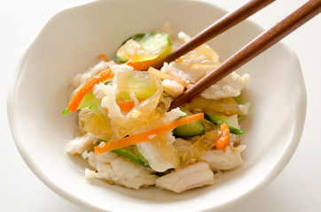 蒸し鶏とくらげの中華和え