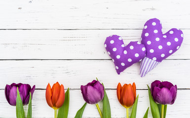 Tulpen Dekoration mit zwei Herzen