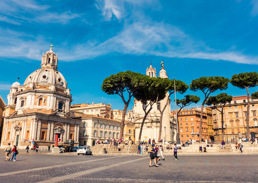 Fototapeta Tourists on Piazza Venezia in Rome, Italy