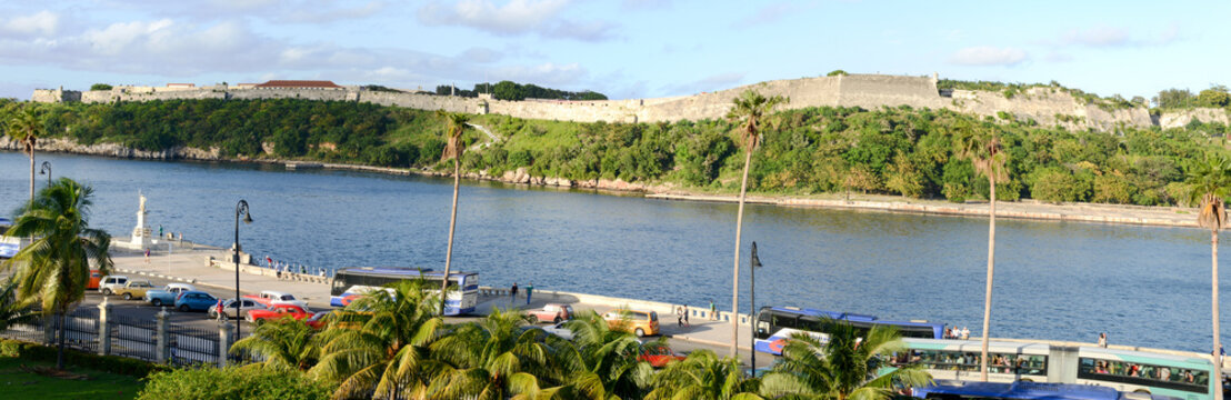 Premium Photo  View of the atlantic ocean from the fortress of san carlos  de la cabana in havana cuba