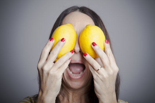 Mujer con limones por ojos