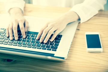 ラップトップ、インターネット、仕事、メール、ノマドワーカー、携帯電話