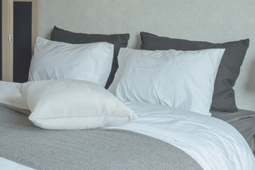 Fototapeta na wymiar Clean bedding with king size bed