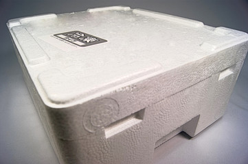 冷凍食品の輸送のための発砲スチロールの梱包