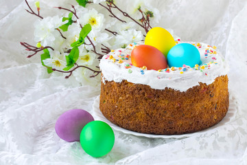 Obraz na płótnie Canvas Easter cake and colorful easter eggs