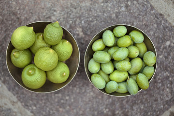 Grüne Zitronen und Oliven