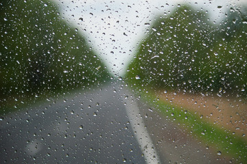 Капли на стекле