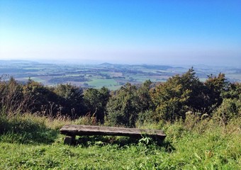 Einsame Bank in der Natur auf dem Köterberg, Kreis Lippe