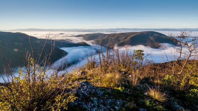 Misty mountains timelapse / Timelapse video of the mist flowing through the mountains