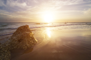 Puesta de sol en las playas españolas durante las vacaciones de verano