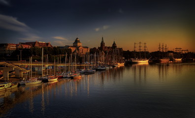 Żaglowce w porcie o świcie © nieogolony