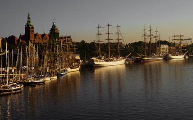 Żaglowce w porcie o świcie © nieogolony