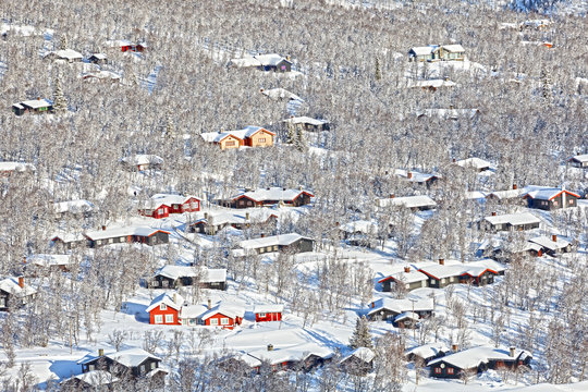 Winterlandschaft mit Holzh&auml;usern im Wald, Geilo, Norwegen