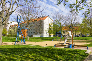 Spielplatz vor sanierterm Plattenbau