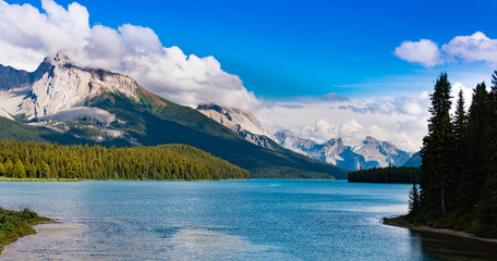 Fototapeta na wymiar Maligne Lake, Jasper