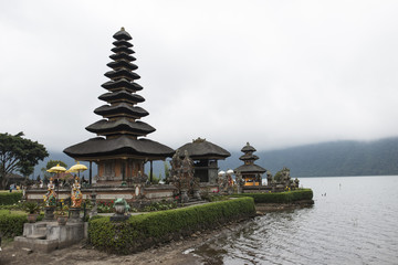 Templo budista Pura Ulun Danau Beratan, arquitectura estilo balinesa, Bali, Indonesia