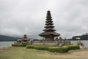 Fototapeta na wymiar Templo budista Pura Ulun Danau Beratan, arquitectura estilo balinesa, Bali, Indonesia