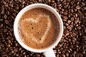 Appetitliche Tasse Kaffee mit Bohnen und Herz