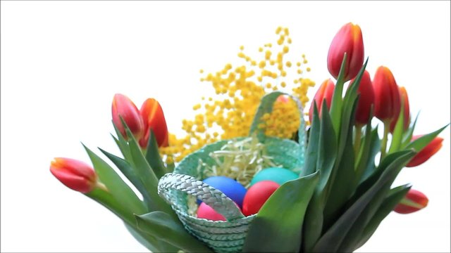 
Tulpen Blumenstrauß mit bunten Eiern im Korb  
