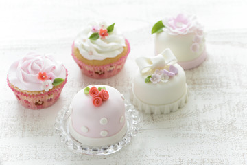 カップケーキ　デコレーションケーキ　シュガークラフト