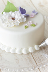 Fototapeta na wymiar 蝶々と花のケーキ　デコレーションケーキ　春のケーキ　クリーム　ケーキ作り