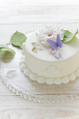 Fototapeta na wymiar 蝶々と花のケーキ　デコレーションケーキ　春のケーキ　クリーム　ケーキ作り