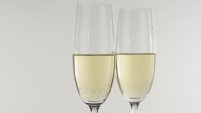 Detalle de dos copas de champ&aacute;n