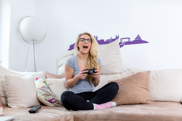 Frau hat Spaß  und siegt beim videospiel