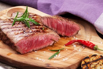 Photo sur Plexiglas Steakhouse Grilled beef steak with rosemary, salt and pepper