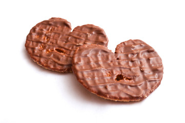 biscuits au chocolat en forme de coeur sur fond blanc
